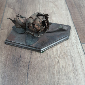 Starožitná kovová stolní dekorace růže

